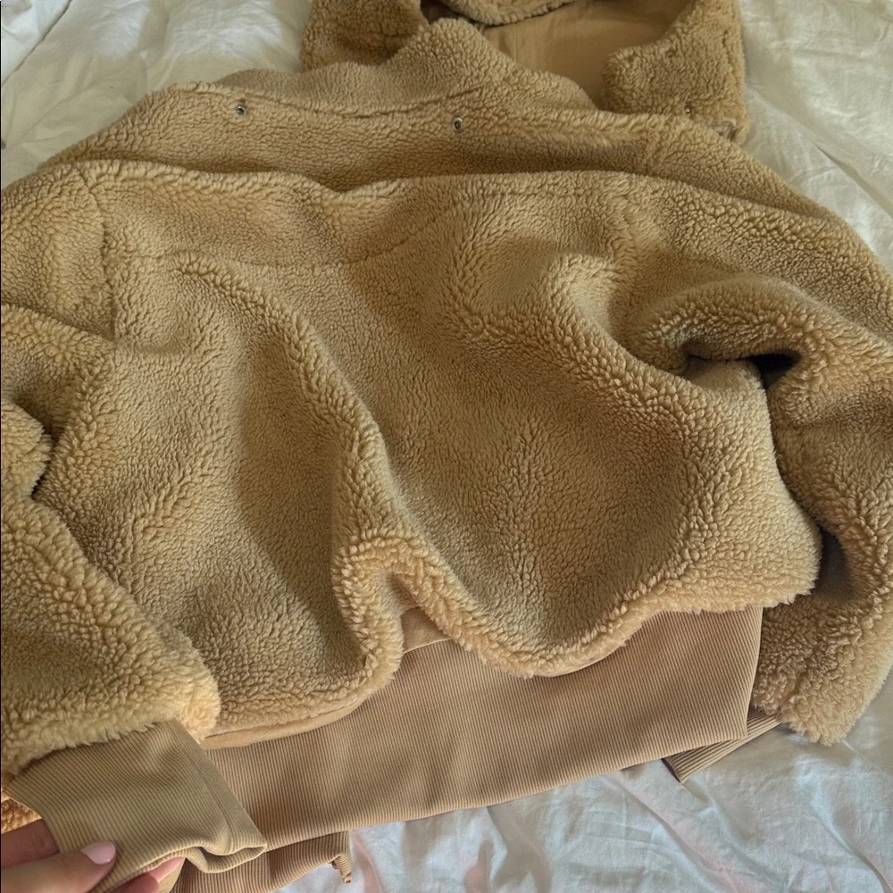 Alo Foxy Sherpa jacket - size Large in color Camel - Picture 4 of 7